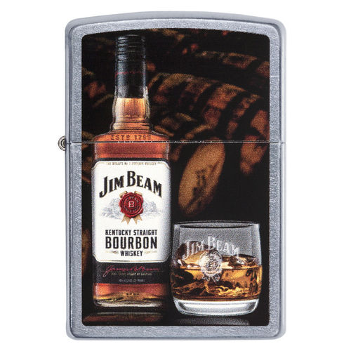 Im Vordergrund die Flasche und das Glas, im Hintergrund die Fässer. Ein wunderbares Jim Beam Zippo Benzinfeuerzeug.