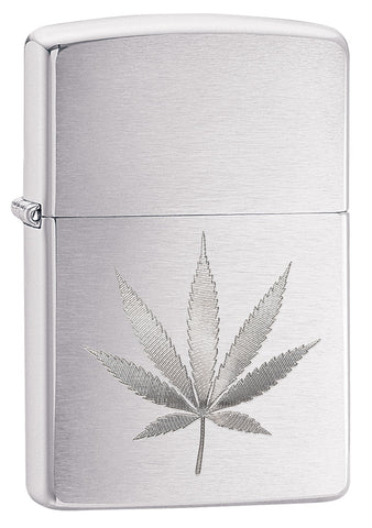 Im Zentrum dieses Zippo Feuerzeuges steht schlicht und schön graviert, das Cannabisblatt.