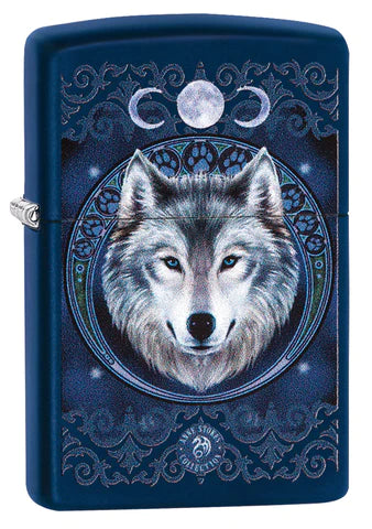 Das Zippo Anne Stokes Blue Wolf macht seinem Namen alle Ehre. Auf der Basis eines Navy Blue Matte Zippo Benzinfeuerzeuges steht dieser Wolf mit seinem stechenden Blick im Zentrum. Der Vollmond und das Logo von Anne Stokes runden dieses wunderbare Color Image ab.