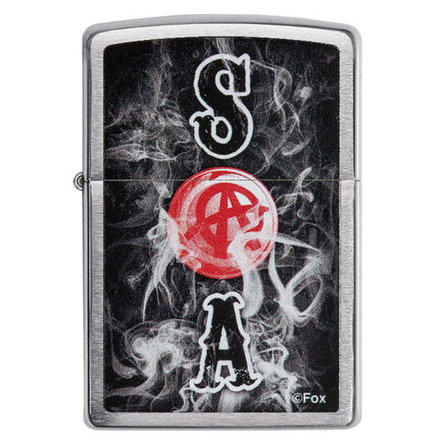 Im Vordergrund der Dunst des Rauches, im Hintergrund das SOA Logo mit der schönen roten Mitte. Ein gelungenes Brushed Chrome Zippo Benzinfeuerzeug.