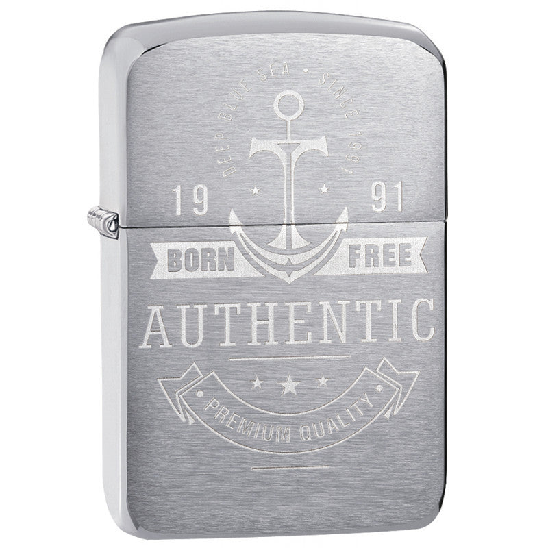 Frei geboren, so fühlt man sich sicher auf dem Meer. Als Symbol der gelaserte Anker auf einem tollen 1941 Replica Brushed Chrome Zippo Benzinfeuerzeug.