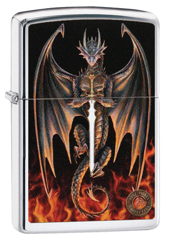 Auf der Basis eines edlen High Polish Chrome Zippo Benzinfeuerzeuges zeigt dieses Anne Stokes Drachen Benzinfeuerzeug einen erhabenen Drachen mit ausgebreiteten Flügeln. In der Mitte hält er ein Schwert, unter ihm das Höllenfeuer, welches er gerade angerichtet hat.