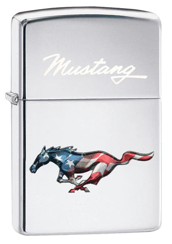 Das Zippo Ford Mustang Running Horse zeigt ein rennendes Pferd in den US-Farben mit dem Mustang Schriftzug in weiss auf einem High Polish Chrom Zippo Benzinfeuerzeug. Ein wunderbares Color Image, edel, mit sehr schönen Details.