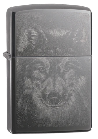 Dieser Wolf blickt Dir direkt in die Augen. Ein wunderbar produziertes Photo Image auf einem Black Ice Zippo Benzinfeuerzeug. Absolut realistisch.