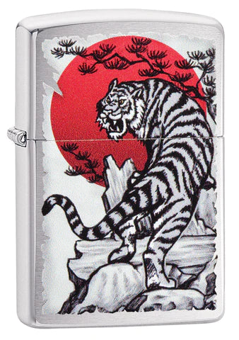 Für einmal in Rot zeigt sich hier das Land der aufgehenden Sonne. Rot auch für die Homage an die japanische Flagge. Im Vordergrund ein schön detaillierter Tiger. Ein tolles Chrome Brushed Zippo Benzinfeuerzeug.