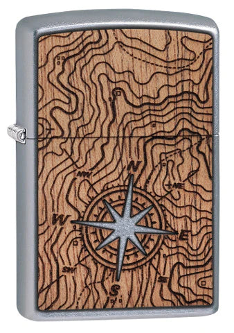 Ein wunderbares Woodchuck Echholz Zippo Benzinfeuerzeug. Im Zentrum ein schön gestalteter Kompass, umgeben von den Jahresringen eines Baumes. Die Einlage besteht aus 100 % Echtholz. Für jedes Verkaufte Woodchuck Zippo Benzinfeuerzeug wird ein Baum gepflanzt.