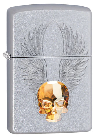 Ein Kristall-Element als Totenkopf von zwei Engelsflügeln begleitet. Ein tolles Satin Chrome Zippo Benzinfeuerzeug. Hier ist der Weg zwischen Himmel und der Vergänglichkeit nicht weit.