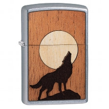 Ein wunderbares Woodchuck Echholz Zippo Feuerzeug. Im Zentrum ein Wolf und der Mond in Mahagonie und Birkenholz Einlage.