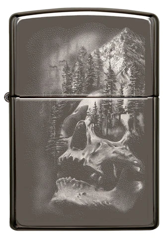 Im Zentrum dieses wunderbaren Black Ice Zippo Benzinfeuerzeuges steht der schmerzverzehrte Totenkopf, im Hintergrund die Berge. Ein geniales Photo Image.