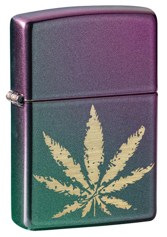 Eine schön gravierte Cannabis Pflanze auf einem farblich äusserst passenden Iridescent Zippo Benzinfeuerzeug.