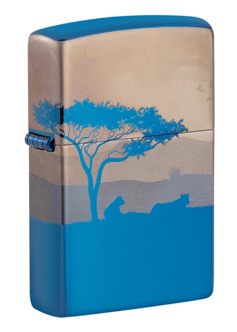 Diesen Zippo Löwe zeigt einen Ausschnitt aus der Savanne mit den skizzierten Löwen unter einem Baum. Ein wunderbares High Polish Blue Premium Zippo Benzinfeuerzeug.
