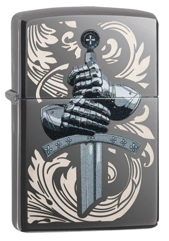 Zwei Hände in der Rüstung, das Schwert fest im Griff. Ein tolles Black Ice Color Image Zippo Benzinfeuerzeug mit Lasergravur als wunderbar designte Einfassung.