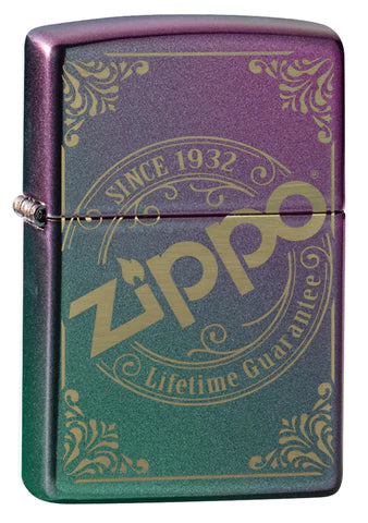 Welche eine schöne Farbe, welch ein schönes Zippo Logo. Ein wunderbares Zusammenspiel einer Laser Gravur mit einem Iridescent Matte Zippo Benzinfeuerzeug.