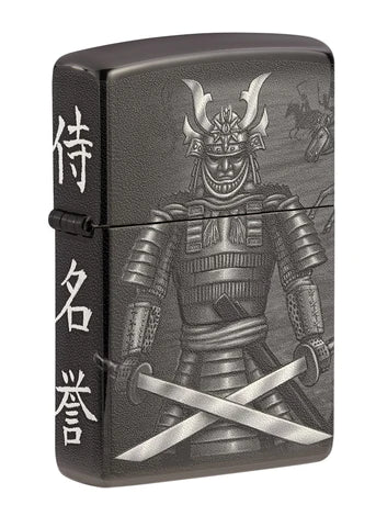 Ein wunderbares 360° High Polish Black Zippo Samurai Benzinfeuerzeug. Der tapfere Krieger steht mit gekreuzten Schwertern auf der Vorderseite. Auf der Rückseite ist er aktiv an der Schlacht beteiligt.