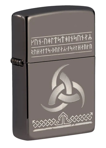 Dieses wunderbare Celtic Zippo Benzinfeuerzeug wurde auf der Basis eines Black Ice produziert. Es ist auf der Vorderseite und auf der Rückseite mit keltischen Schriftzeichen versehen. Diese Runen waren Inschriften mit speziellen Botschaften.