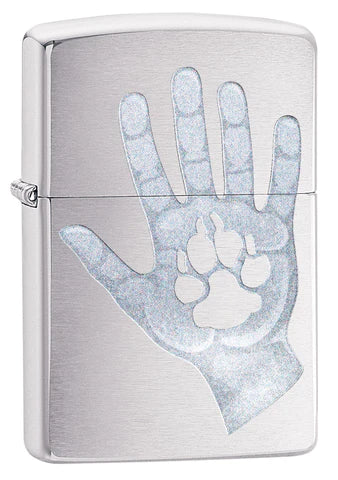 Mit diesem Abdruck der Hundepfote auf der Hand ist Dein Liebling immer bei Dir. Vielleicht ist es auch durch ein - give me five - entstanden. Das Zippo Benzinfeuerzeug für den Hundefan.