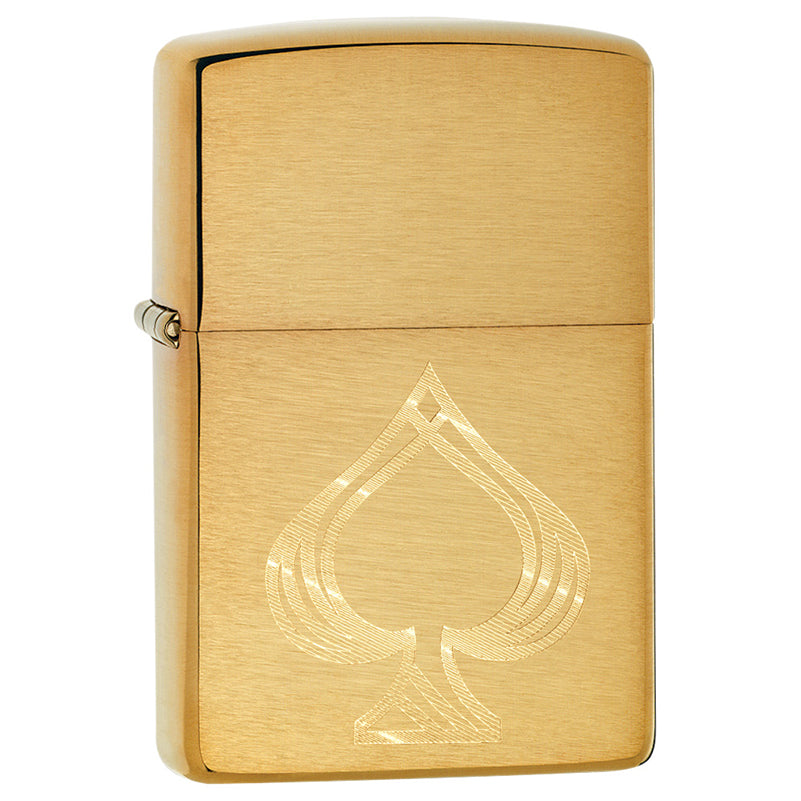 Eine schöne Gravur des Pik/Schaufel Symbols auf einem Brass Brushed Zippo Feuerzeug.