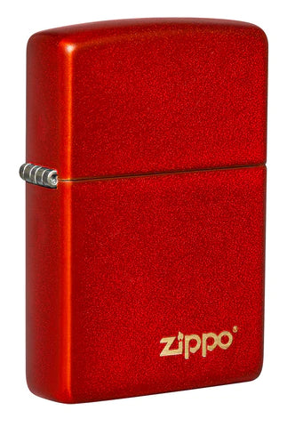 Eine wunderbare metallische rote Farbe dient als Basis für den links gehaltenen grossen Zippo Schriftzug. Diese Metallic Red Zippo Benzinfeuerzeug ist eine tolle Ergänzung der Basic Linie.