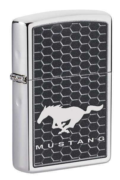 Diese Ford Mustang Zippo Benzinfeuerzeug kommt auf diesem edlen High Polish Chrome Zippo Benzinfeuerzeug so richtig zur Geltung. Die feine Gravurarbeit lässt sich durchaus nicht nur anschauen, sondern auch fühlen. Wirklich schön und edel produziert.