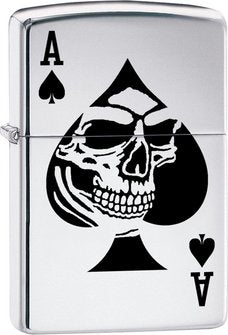 Das Pik Ass mit dem grinsenden Totenkopf im Zentrum. Ein tolles High Polish Chrome Zippo Feuerzeug.