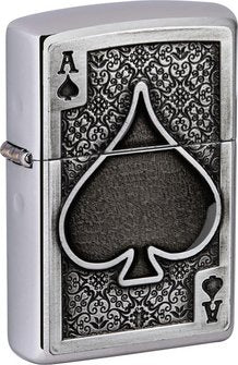 Ein wunderbares Emblem, das Ace of Spade schön als Emblem ausgebildet auf einem Chrome Brushed Zippo Benzinfeuerzeug.