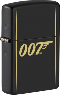 Wenn edel, dann edel. Dieses wunderbare und schlichte Black Matte James Bond Zippo Benzinfeuerzeug tritt hier auch den Beweis an. Das goldene Logo wir links und recht auch golden flankiert.