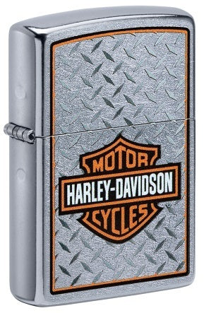 Dieses Harley-Davidson Zippo Benzinfeuerzeug ist auf einem Street Chrome Modell aufgebaut. Es zeigt das Logo in orange-weisser Farbe auf einer geriffelten Metallplatte.