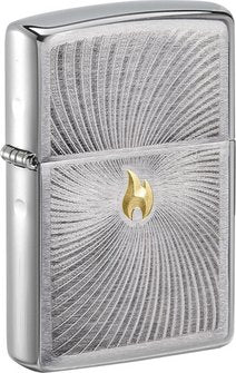 Diese wunderbare Zippo Benzinfeuerzeug wurde im Auto Two Tone Verfahren graviert. Im Zentrum die goldene Flamme umgeben von vielen spiralen Formen.