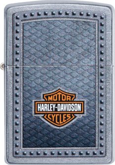 Dieses Harley-Davidson Zippo Benzinfeuerzeug hat ein mit Nieten umgebenes Logo und einem blauen Profil-Hintergrund. Ein schönes Street Chrome.