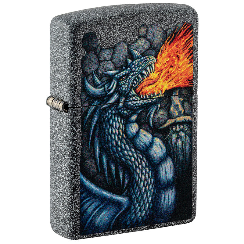 Ein Iron Stone Zippo Benzinfeuerzeug mit einem feuerspeienden Drachen im Mittelpunkt. Ein sehr gelungener Color Print.