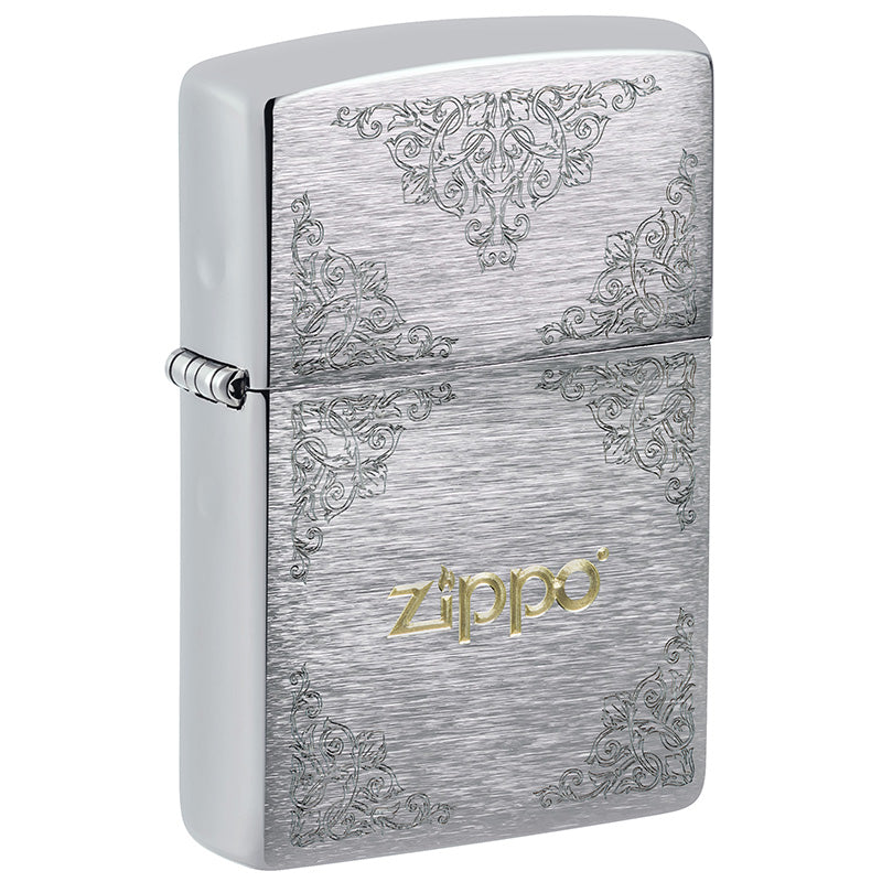 Ein wunderbares Brushed Chrome Zippo Benzinfeuerzeug. Im Auto Two Tone Verfahren wurde ein schönes florales Muster und in der Mitte in goldenen Lettern -zippo- graviert.