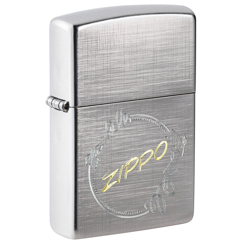 Ein schlichtes und einfaches, aber sehr edles Street Chrome Zippo Benzinfeuerzeug mit dem gravierten Zippo Logo im Mittelpunkt.