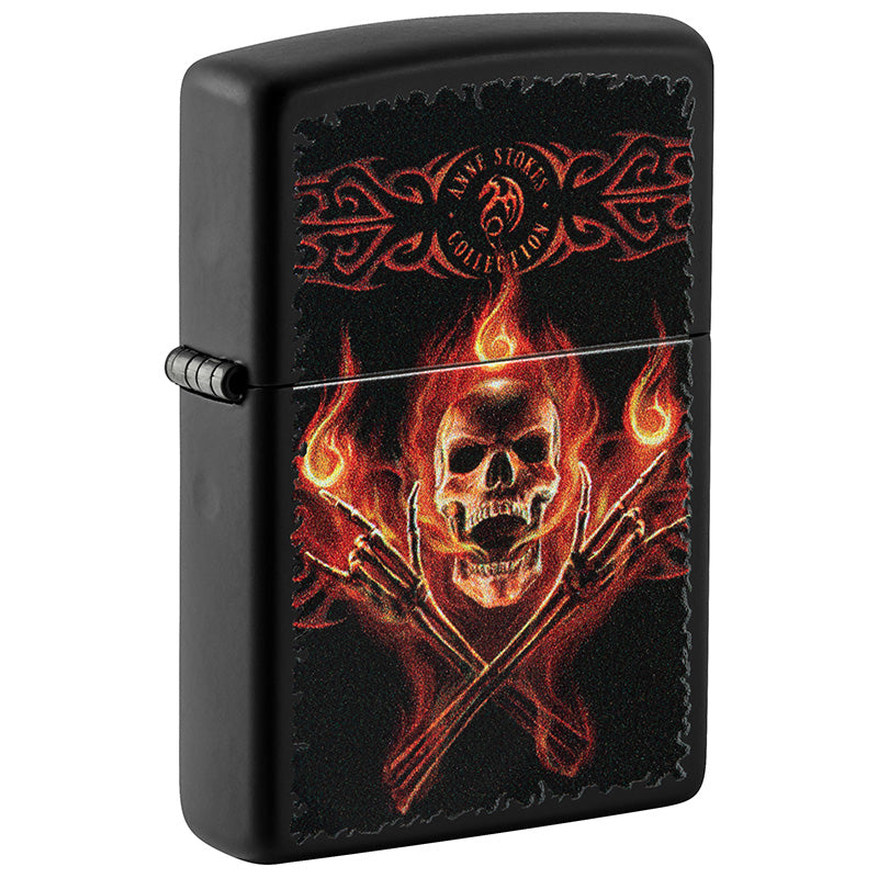 Dieses Anne Stokes Totenkopf Zippo zeigt auf einem Black Matte Zippo Benzinfeuerzeug einen brennenden Totenkopf, Die glühenden Arme und der Kopf sind von Flammen umgeben. 