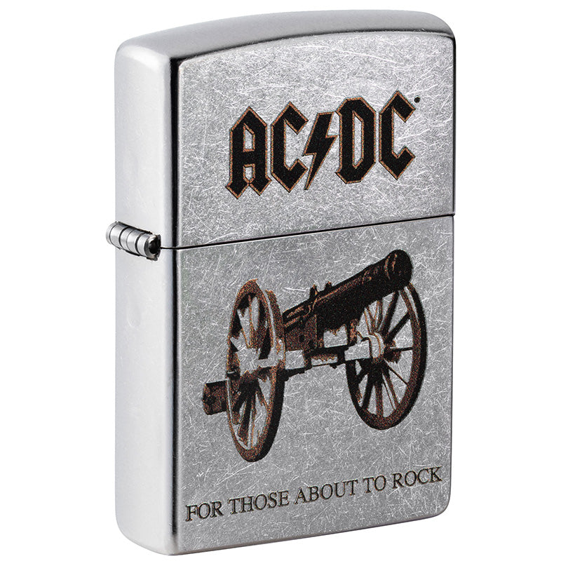 Ein tolles Street Chrome Zippo Benzinfeuerzeug für alle AC/DC Fans. Im Zentrum eine Kanone, darüber das Logo und unterhalb - for those about to rocks -.