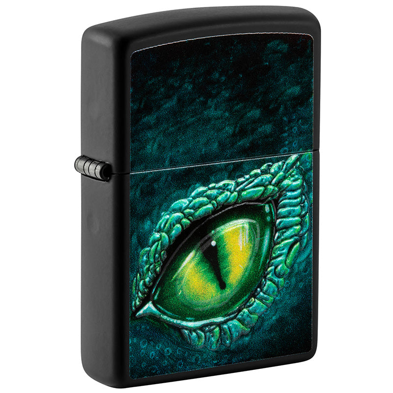 Zu welchem Tier gehört wohl dieses spannende grüne Auge? Ein toller Texture Print auf einem Black Matte Zippo Benzinfeuerzeug.