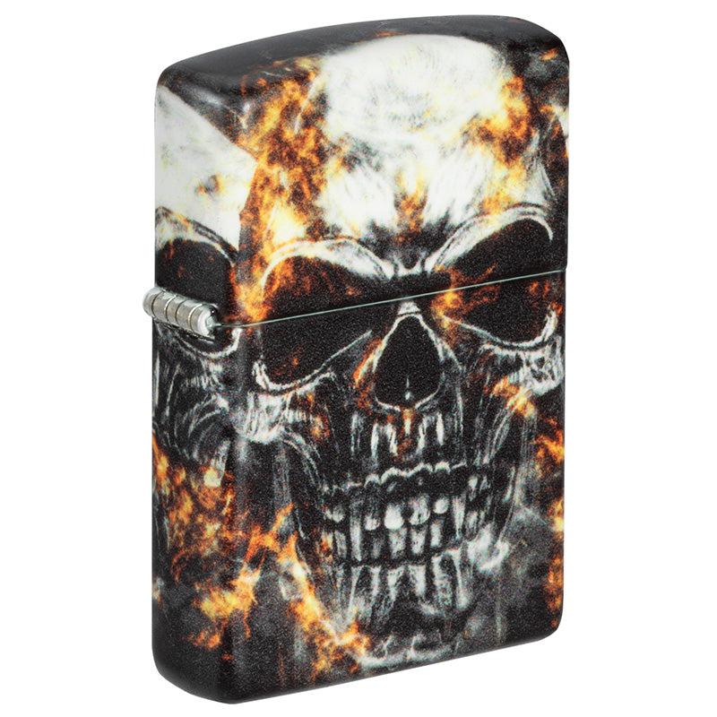 Das 540° Colored Smokey Skull Zippo Benzinfeuerzeug zeigt einen furchterregende Totenkopf inmitten des Feuers.