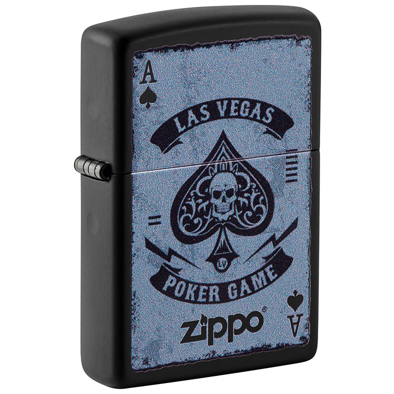 Überall ist er dabei, der Totenkopf. Auch auf der Spielkarte mit dem Pik Ass aus Las Vegas. Ein schönes Color Image auf einem Black Matte Zippo Benzinfeuerzeug.