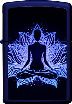 Ein Zippo Feuerzeug, das im Dunkeln leuchtet. Eine wunderbare meditative Variante.