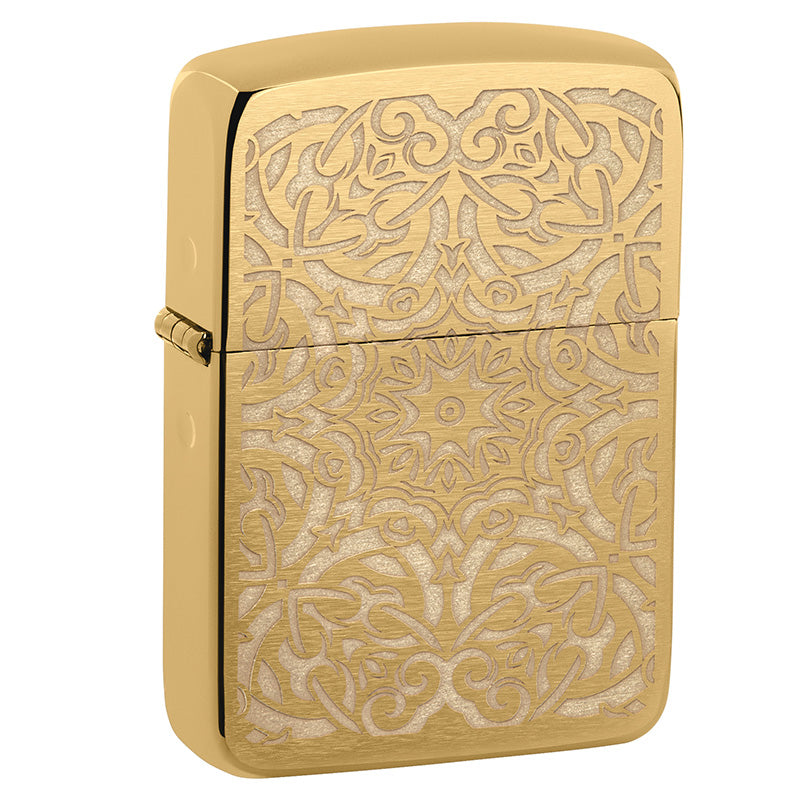 Eine traumhafte Ergänzung der Replica Kollektion. Dieses Brushed Brass Zippo Benzinfeuerzeug wurde im Lustre Etch Verfahren produziert. Das verwendete Muster hat einen floralen und orientalischen Touch. Wunderbar gemacht.