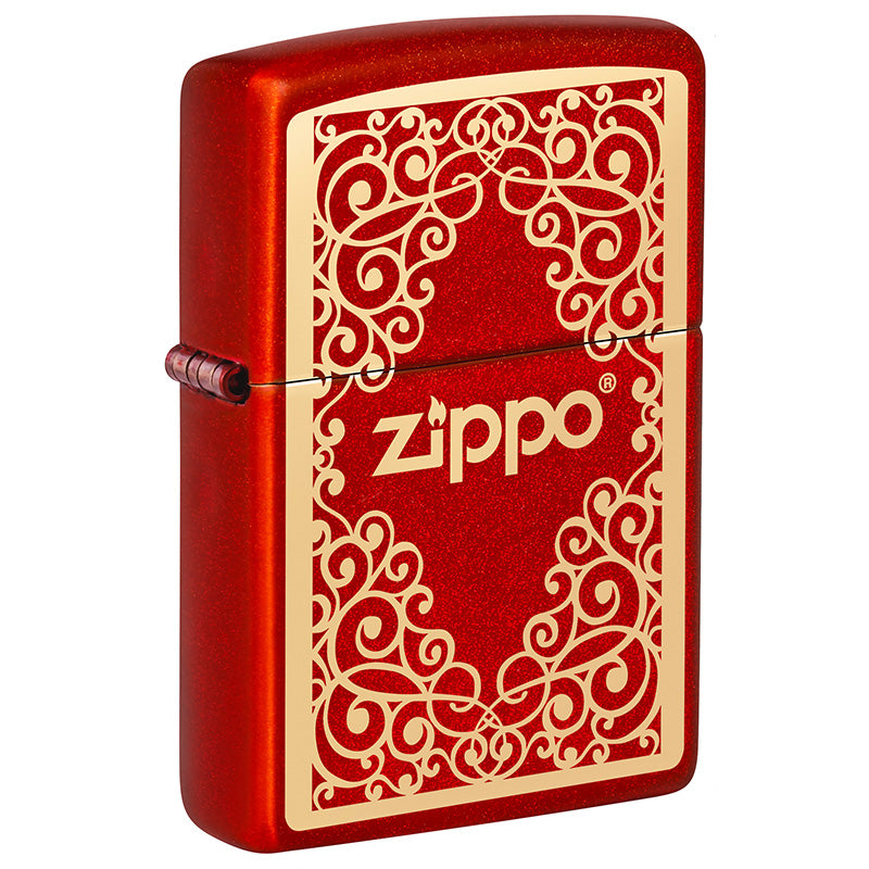 Dieses Metallic Red Zippo Benzinfeuerzeug ist ein absoluter HIngucker. Das goldige Ornament mit dem Zippo Schriftzug leuchtet richtig auf dem Metallic Red.