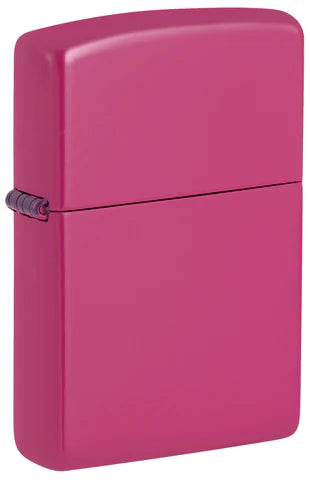 Diese Farbe ist ein wunderbares Highlight, frisch, leuchtend und, unübersehbar mit einem tollen Pink Finsih. Ein schönes Zippo Benzinfeuerzeug.