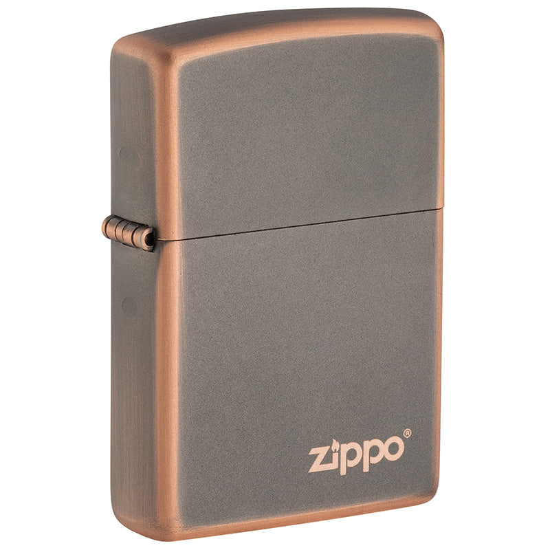 Eine weitere Ergänzung des Basic Logo Sortiments. Das Zippo Rustic Bronze Benzinfeuerzeug ist sehr edel und unten rechts mit dem Zippo Logo versehen.