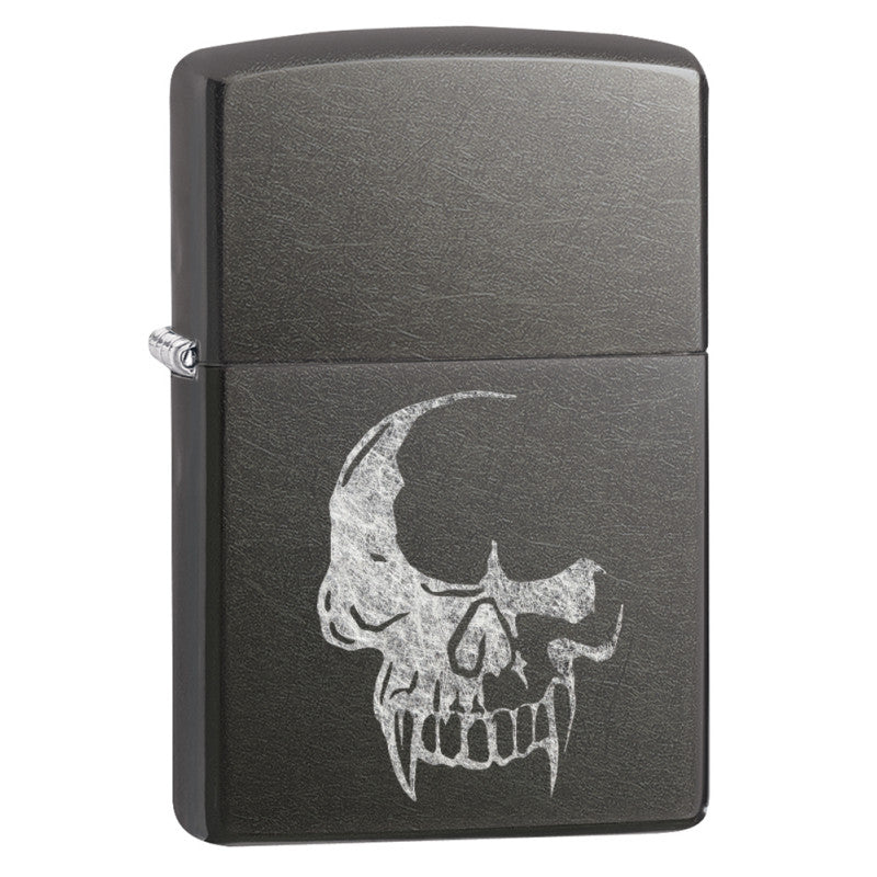 Ein furchterregender Vampir Totenkopf auf einem Grey Zippo Benzinfeuerzeug. Eine schöne und feine Laserarbeit.