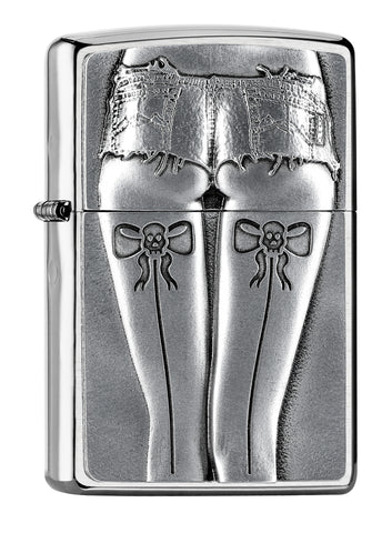 Ein cooles Zippo Hot Pants. Im Zentrum die Rückseite einer Dame in Hot Pants, auf den Beinen feine Schleifen mit Totenköpfen.