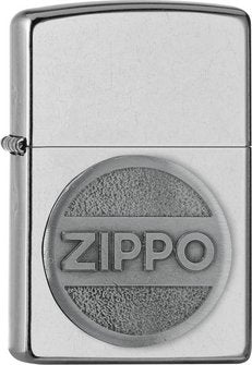 Ein wunderbares Zippo Logo Feuerzeug Emblem. Hergestellt auf einem Street Chrome Zippo Benzinfeuerzeug.