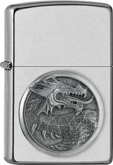 Ein wunderbares Zippo Drachen Feuerzeug Emblem. Hergestellt auf einem Street Chrome Zippo Benzinfeuerzeug.