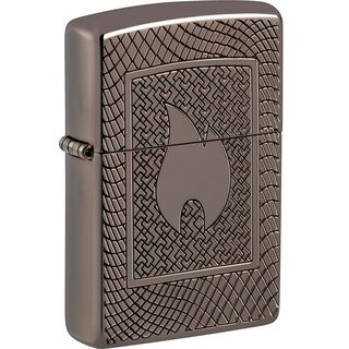 Ein ausserordentliches Armor Zippo Feuerzeug. Tiefe Gravuren auf einem Black Ice High Polished Modell zeigen die Logo Flamme von Zippo, wunderbar eingerahmt von einem Struktur-Muster. Ein geniales Exponat.