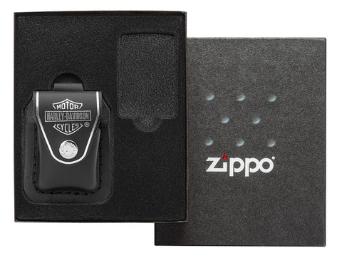 Diese Harley-Davidson Zippo Geschenkbox beinhaltet ein Lederetui für den ultimativen Harley-Davidson Fan. Es kann am Gürtel befestigt werden. Somit ist natürlich das entsprechende Zippo jederzeit griffbereit.