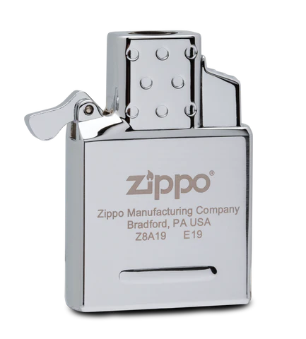 Der Zippo Gaseinsatz Single Flame ist die geruchlose Alternative zum Benzinfeuerzeug Einsatz. Er ist so gebaut, dass er nahezu in alle Zippo Benzinfeuerzeuge passt. Ausgenommen sind die Replica von 1935 und 1941.